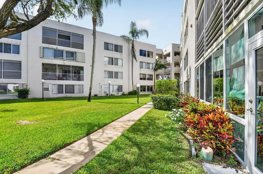 3186 Via Poinciana Lake Worth FL 33467