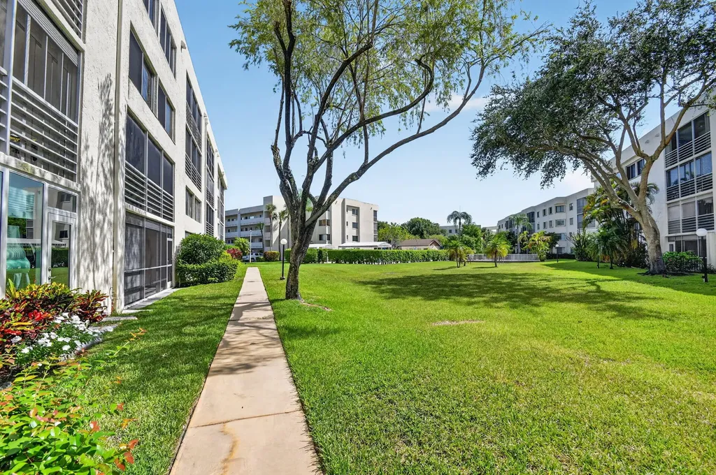 3186 Via Poinciana Lake Worth FL 33467