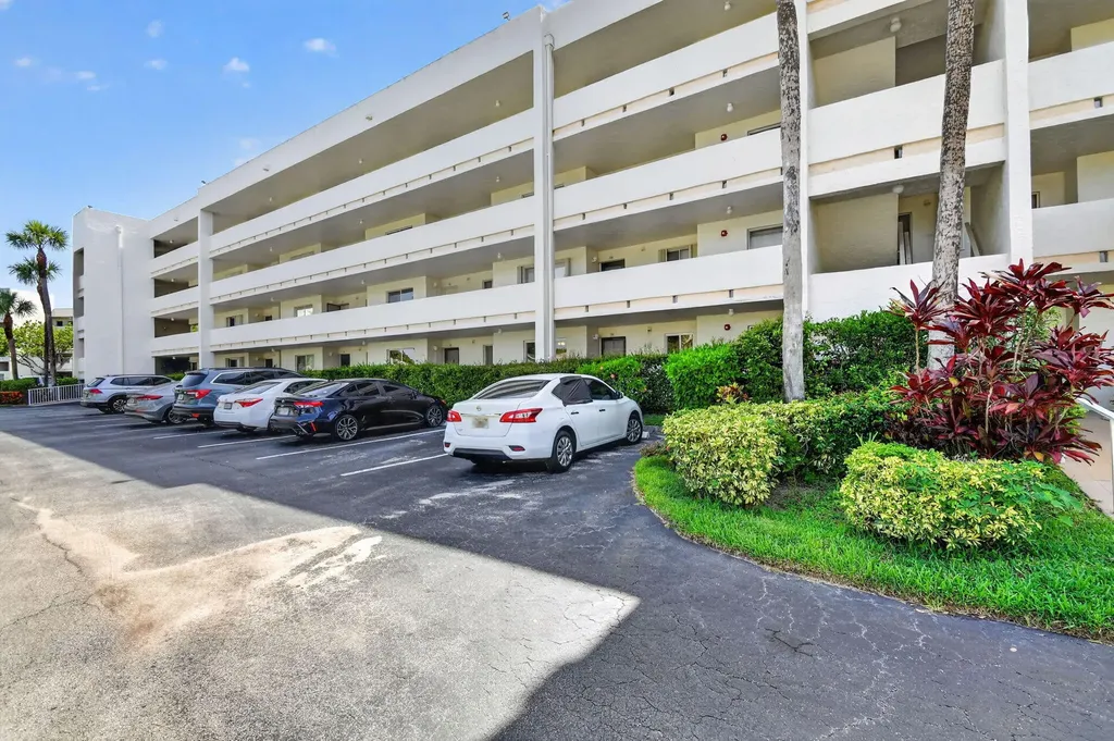 3186 Via Poinciana Lake Worth FL 33467