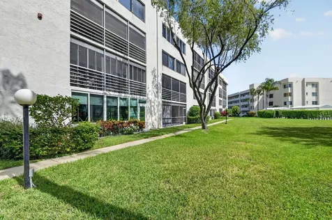 3186 Via Poinciana Lake Worth FL 33467