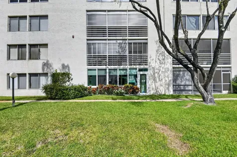 3186 Via Poinciana Lake Worth FL 33467