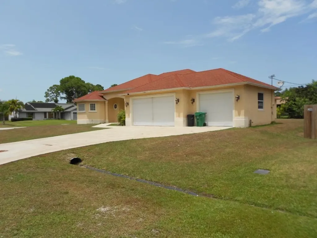 1221 SE Navajo Lane Port St Lucie FL 34983
