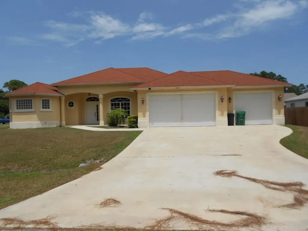 1221 SE Navajo Lane Port St Lucie FL 34983