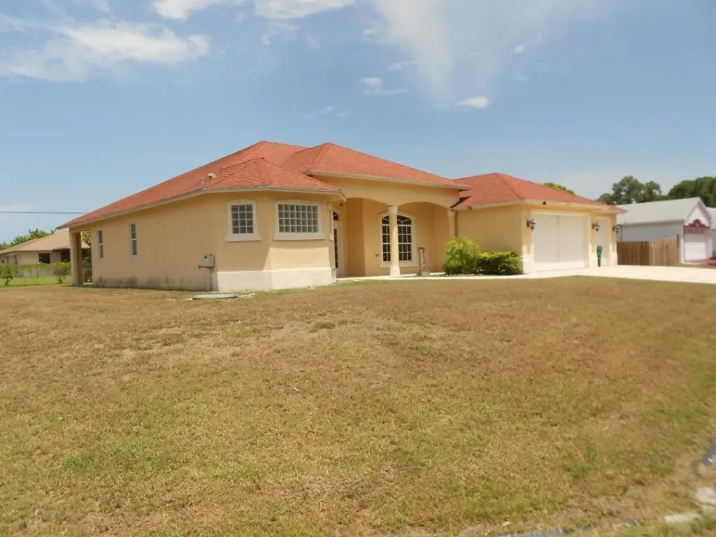 1221 SE Navajo Lane Port St Lucie FL 34983