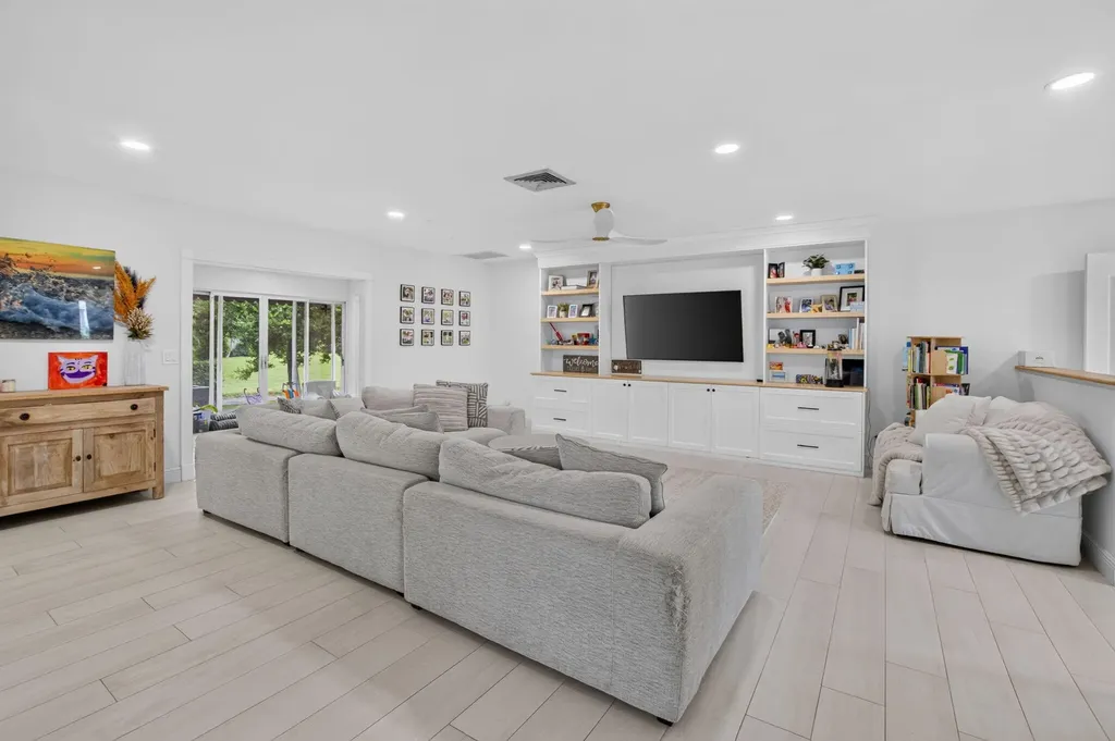 15 Holly Villas Boynton Beach FL 33436