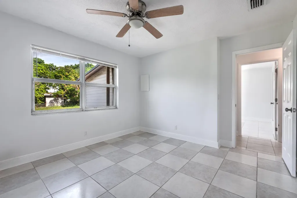 925 S Pine Street Lake Worth FL 33460