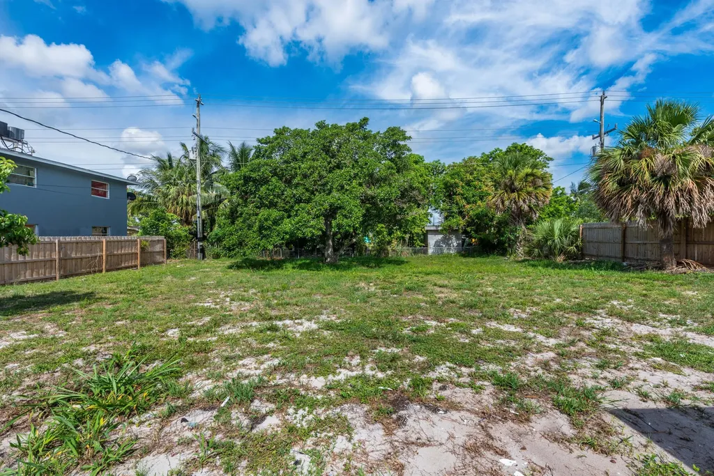 925 S Pine Street Lake Worth FL 33460