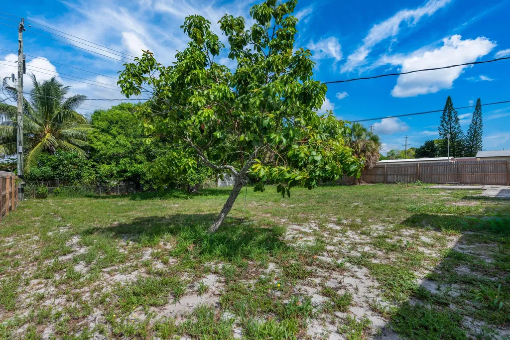 925 S Pine Street Lake Worth FL 33460