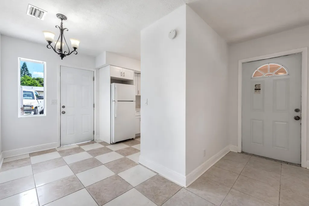 925 S Pine Street Lake Worth FL 33460