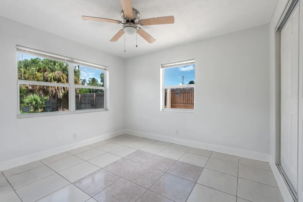 925 S Pine Street Lake Worth FL 33460