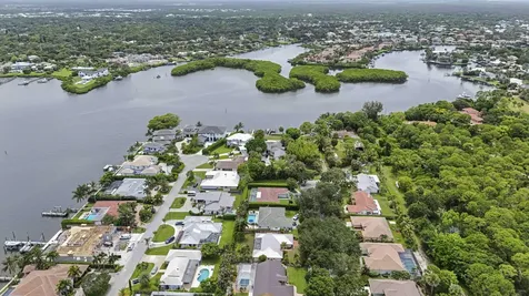 9746 SE Landing Place Tequesta FL 33469