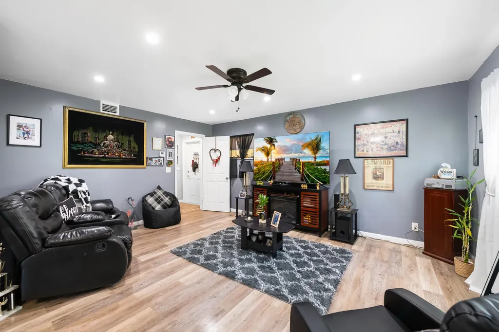 24 Colonial Club Drive Boynton Beach FL 33435