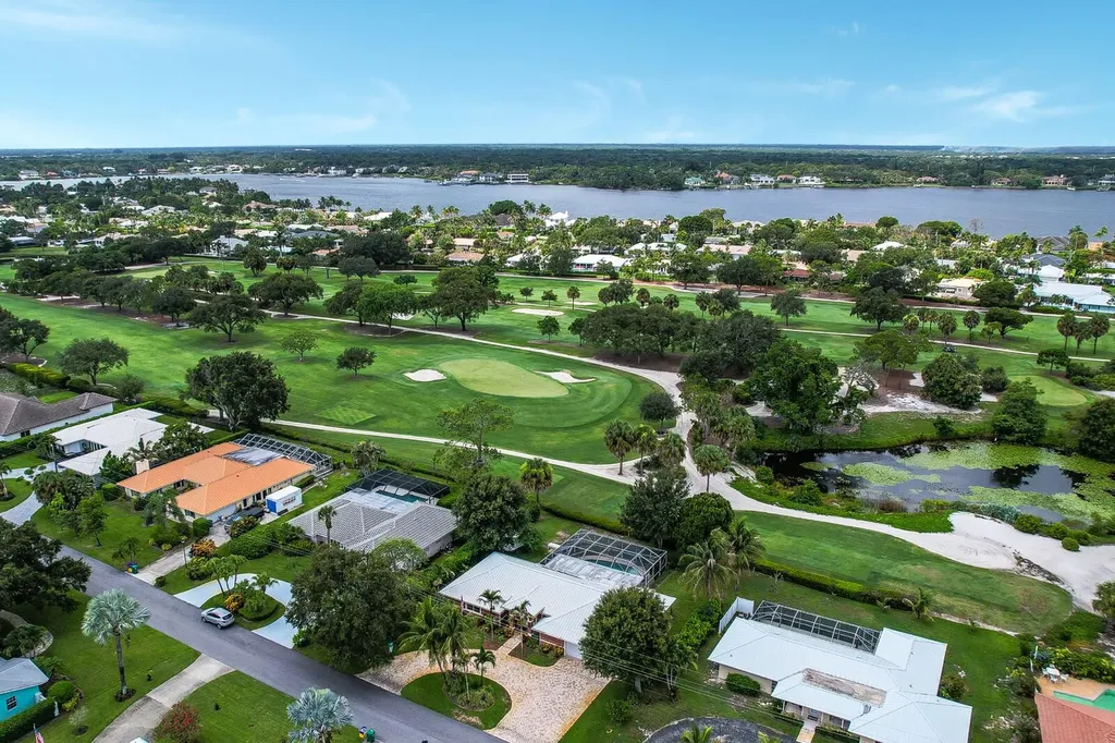 Tequesta FL, 249 Fairway W