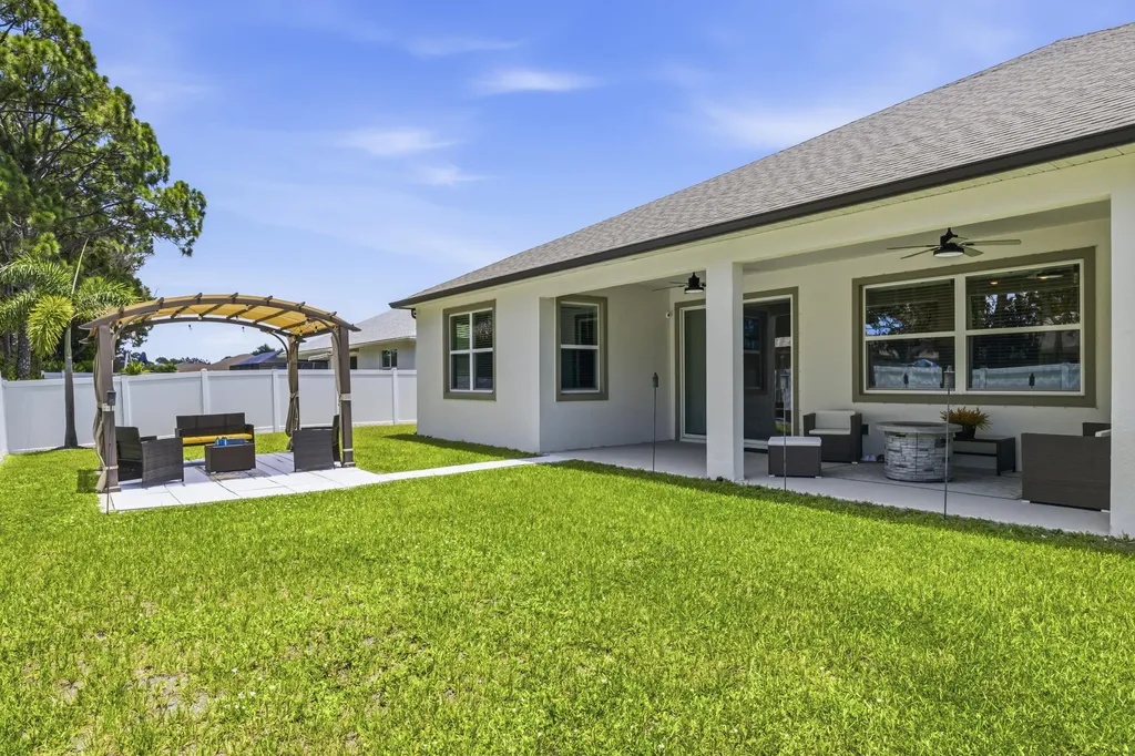 179 SW De Gouvea Terrace Port St Lucie FL 34984