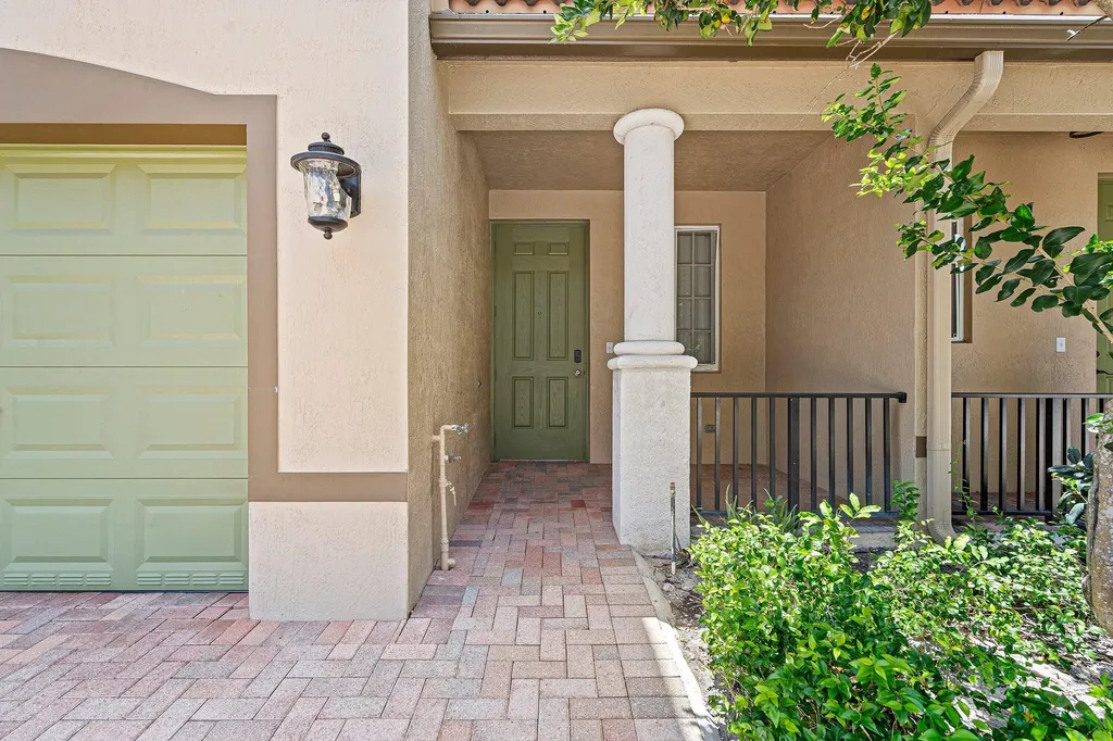 6272 S Military Trail Lake Worth FL 33463