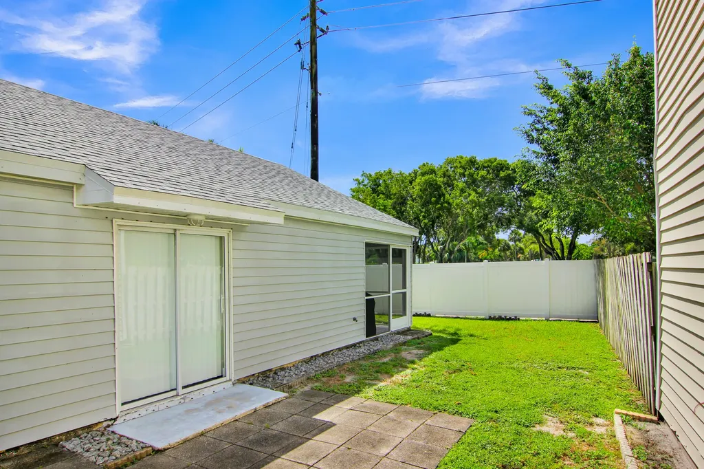4692 Lakeside Circle West Palm Beach FL 33417