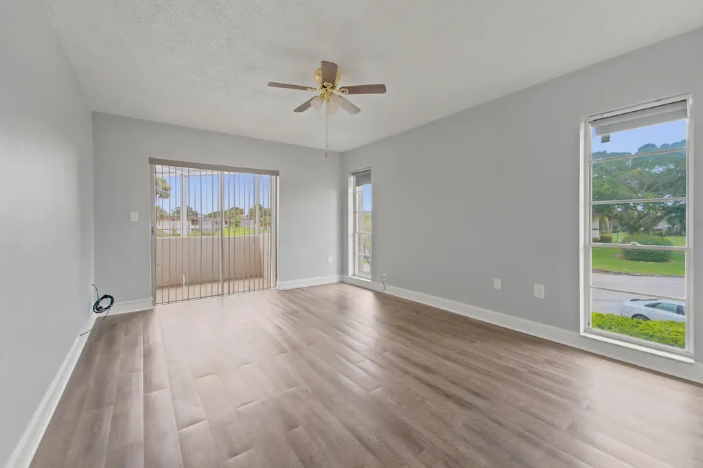 4 Greenway Village N Royal Palm Beach FL 33411