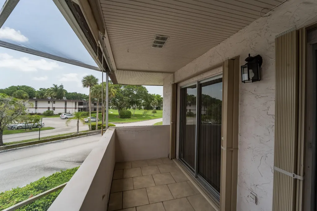 4 Greenway Village N Royal Palm Beach FL 33411