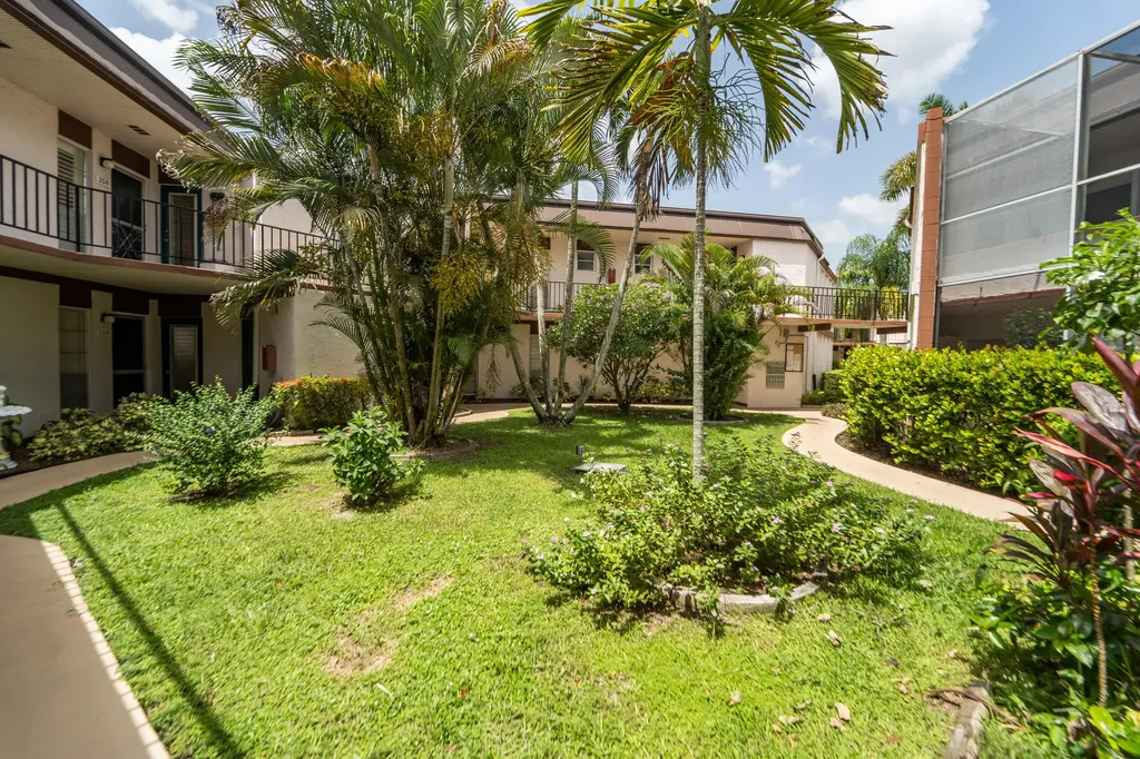 4 Greenway Village N Royal Palm Beach FL 33411