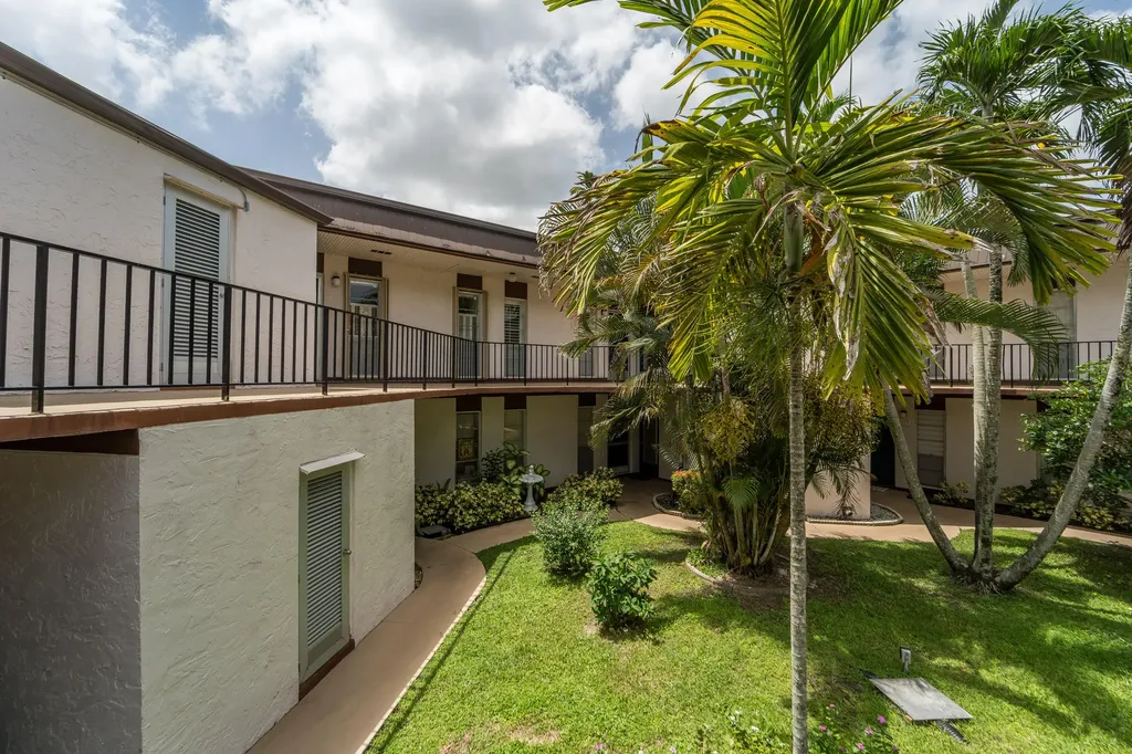 4 Greenway Village N Royal Palm Beach FL 33411