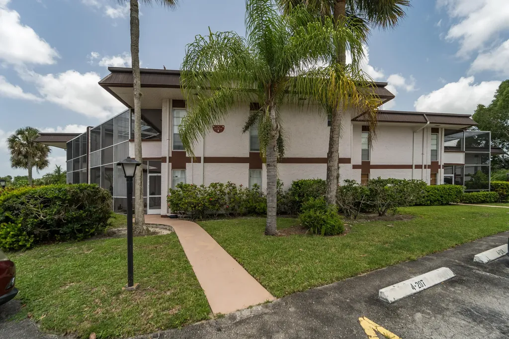 4 Greenway Village N Royal Palm Beach FL 33411