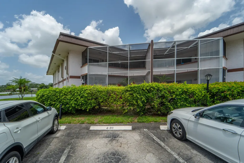 4 Greenway Village N Royal Palm Beach FL 33411