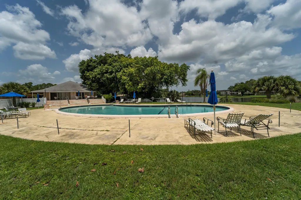 4 Greenway Village N Royal Palm Beach FL 33411