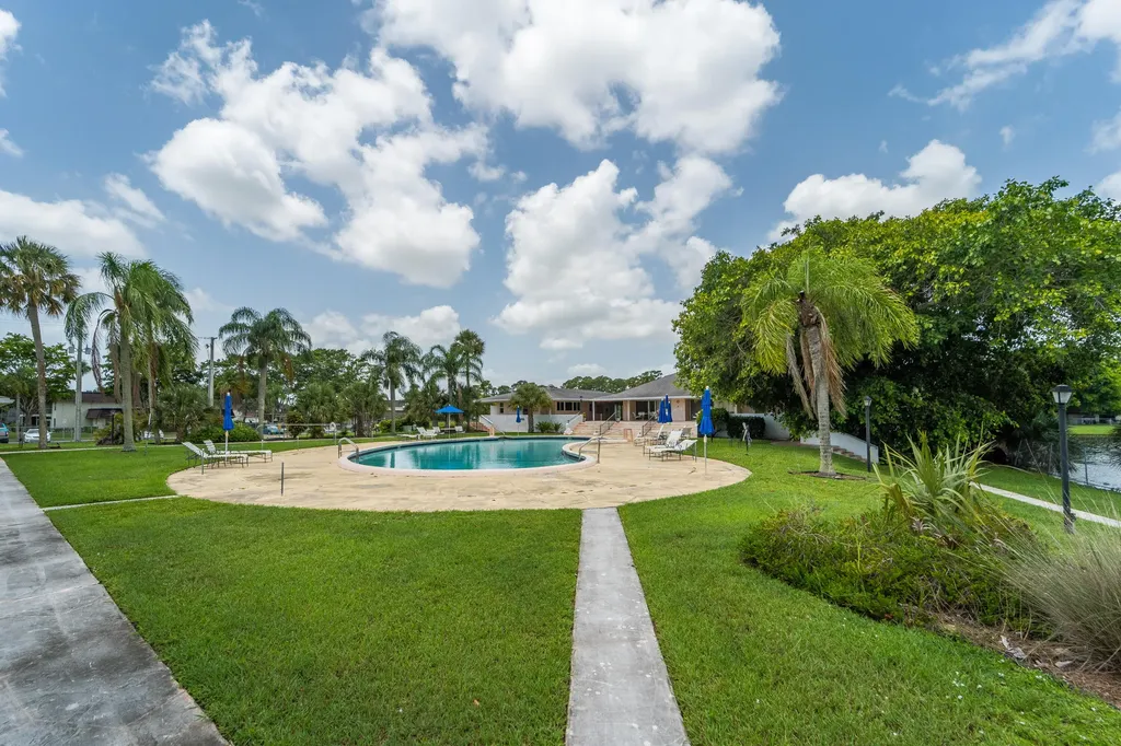 4 Greenway Village N Royal Palm Beach FL 33411