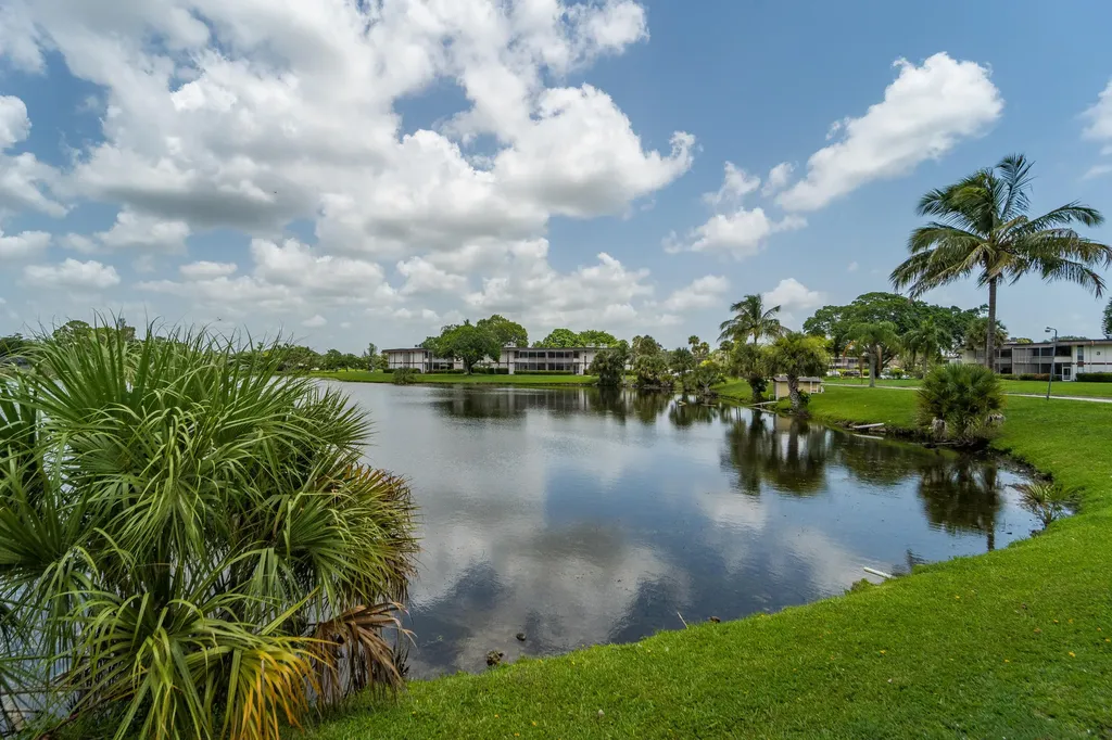 4 Greenway Village N Royal Palm Beach FL 33411