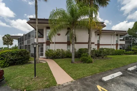 4 Greenway Village N Royal Palm Beach FL 33411
