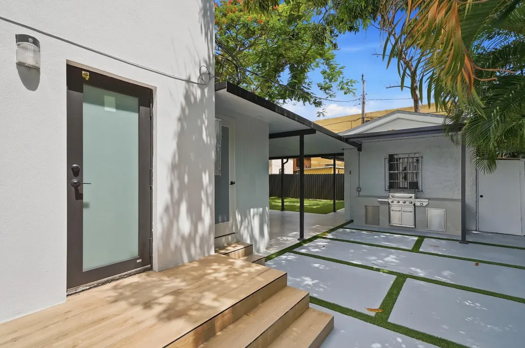 2239 SW 10th Street Miami FL 33135