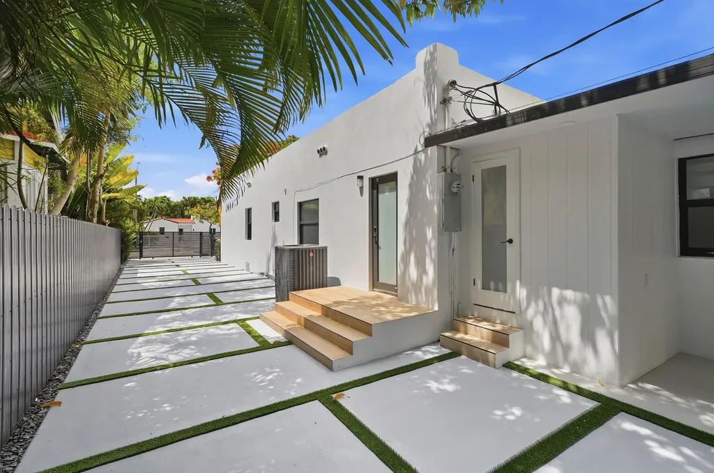 2239 SW 10th Street Miami FL 33135