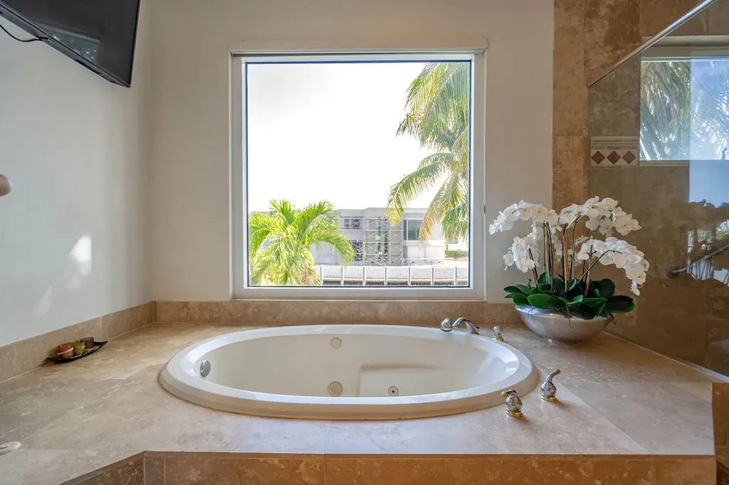 2530 NE 31st Court Lighthouse Point FL 33064