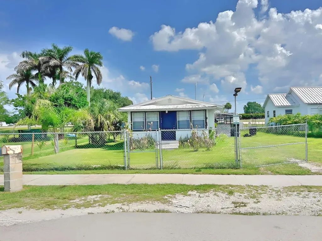 315 Avenue J Moore Haven FL 33471