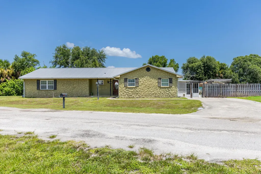 6911 SE 88th Boulevard Okeechobee FL 34974