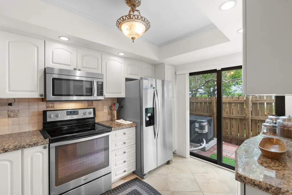 2116 NE 44th Street Lighthouse Point FL 33064