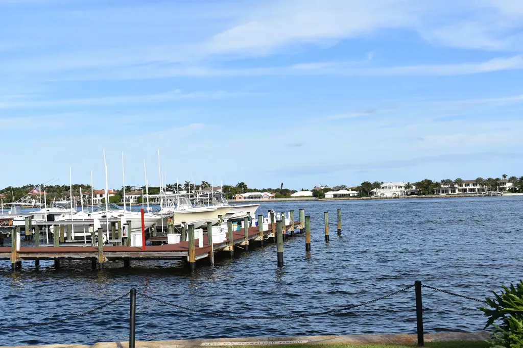 160 Yacht Club Way Hypoluxo FL 33462