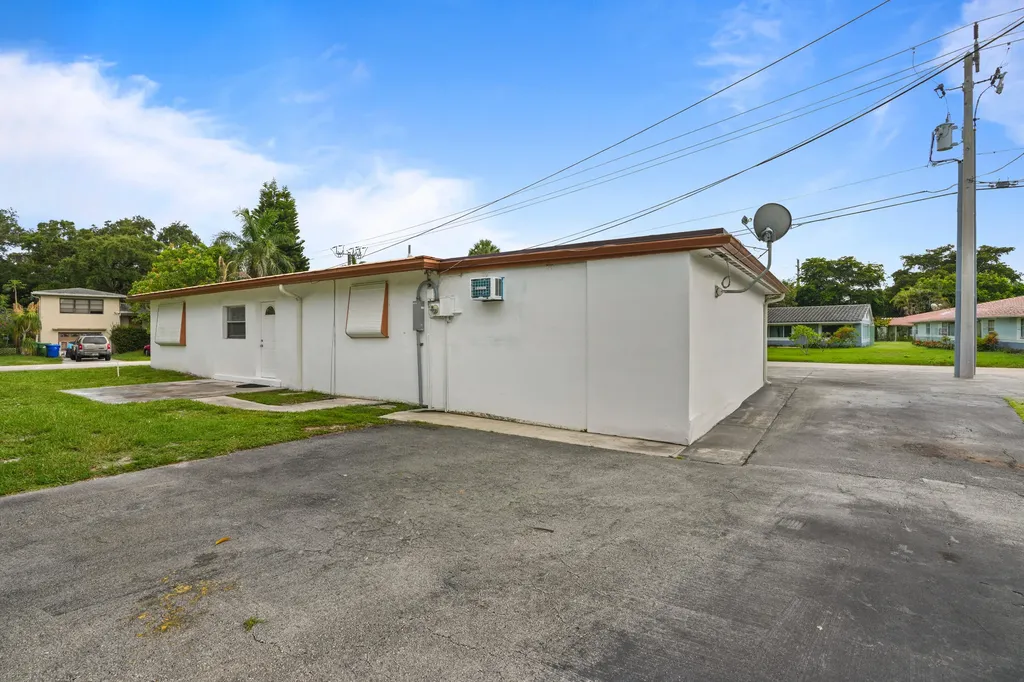 2270 SW 30th Terrace Fort Lauderdale FL 33312