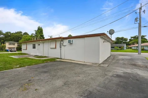 2270 SW 30th Terrace Fort Lauderdale FL 33312