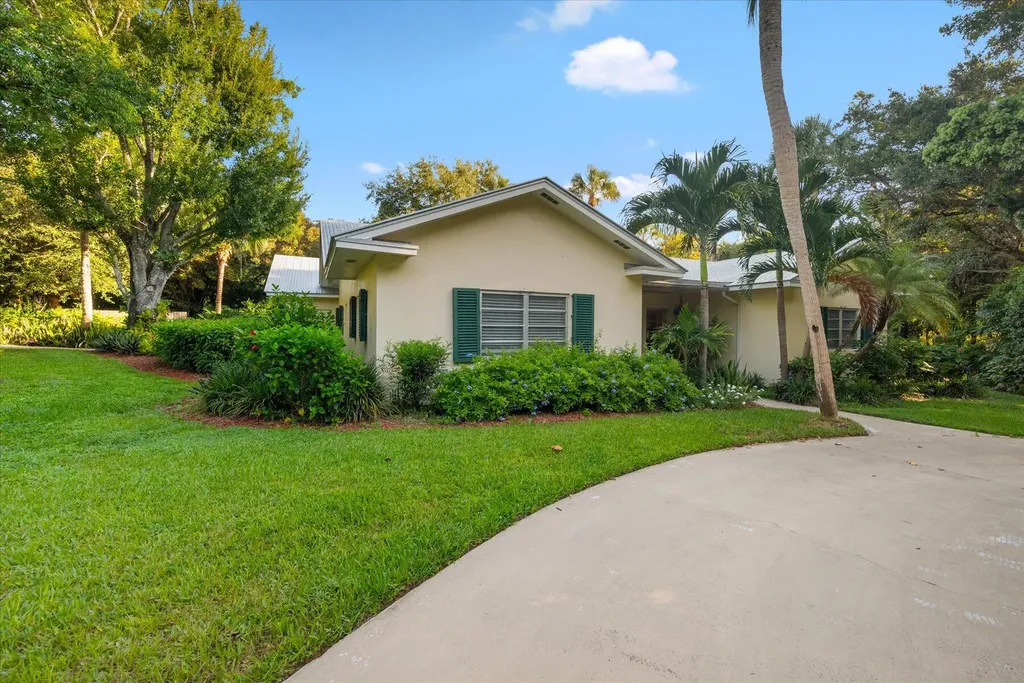 24 N Via Lucindia Drive N Sewalls Point FL 34996