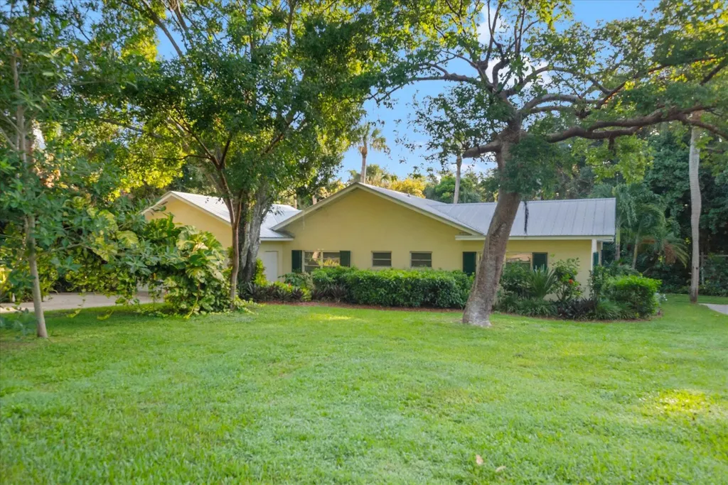 24 N Via Lucindia Drive N Sewalls Point FL 34996