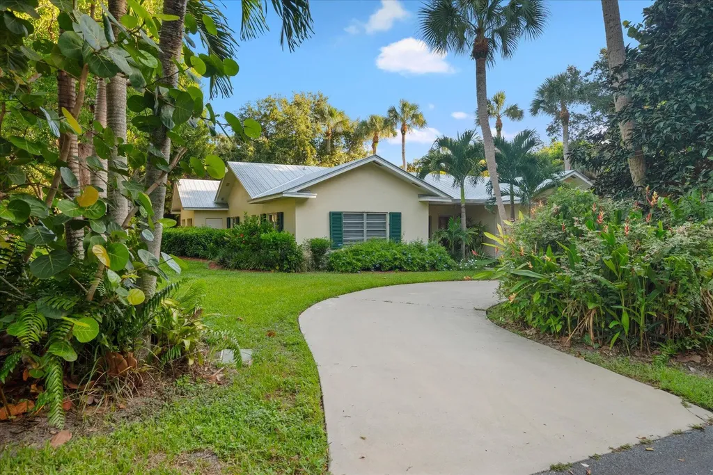 24 N Via Lucindia Drive N Sewalls Point FL 34996
