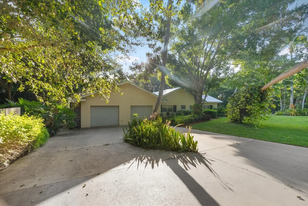 24 N Via Lucindia Drive N Sewalls Point FL 34996