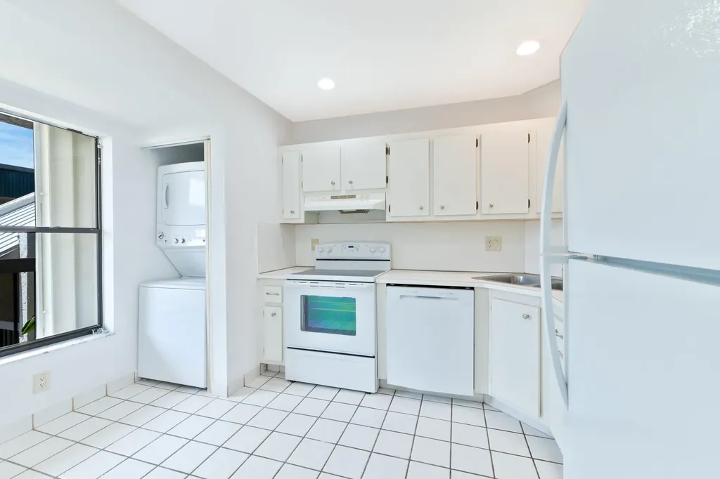 225 SE 10th Street Deerfield Beach FL 33441