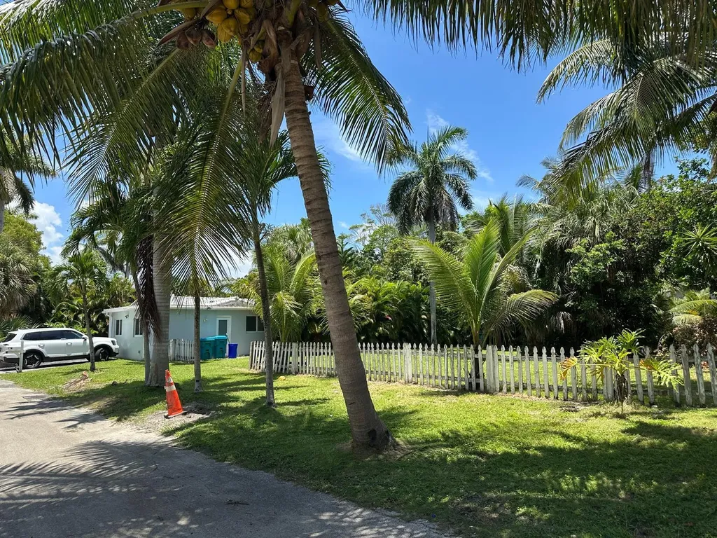 631 Lakeside Harbor Boynton Beach FL 33435