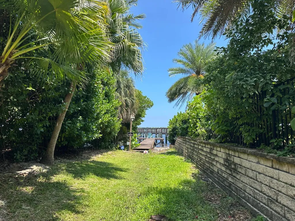 631 Lakeside Harbor Boynton Beach FL 33435