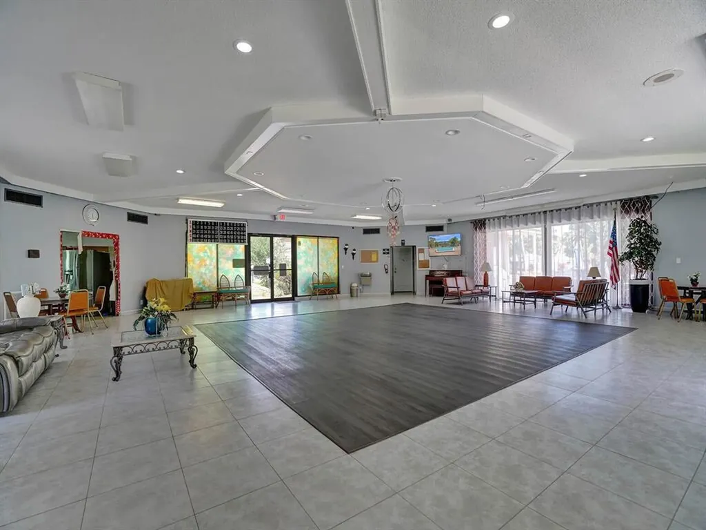 5041 W Oakland Park Boulevard Lauderdale Lakes FL 33313
