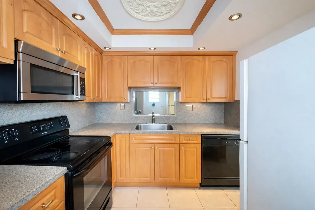 5041 W Oakland Park Boulevard Lauderdale Lakes FL 33313