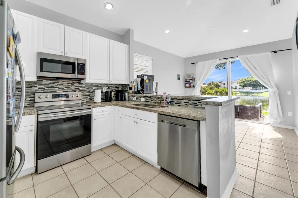 1723 NW 78th Way Pembroke Pines FL 33024