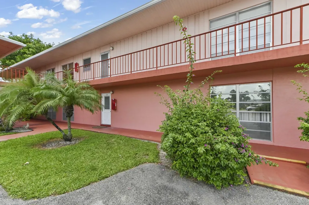 22 Golfs Edge D West Palm Beach FL 33417